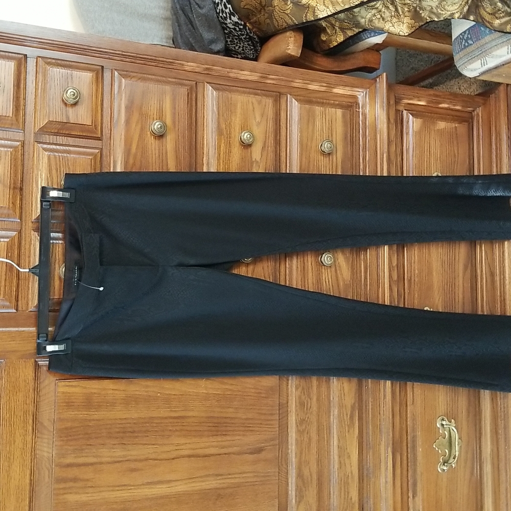 Elie Tahari snakeskin print women black pants,size 6